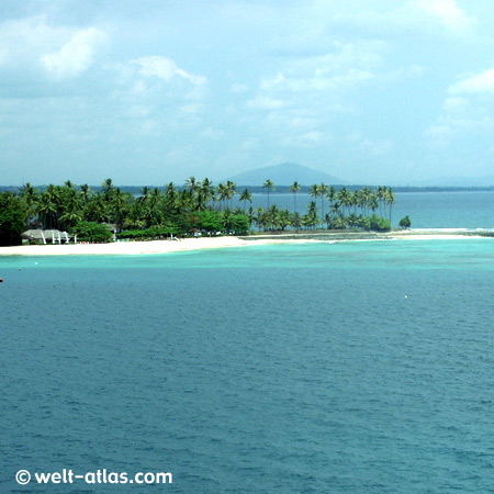 Bucht von Senggigi,Landzunge und Palmen mit Strand