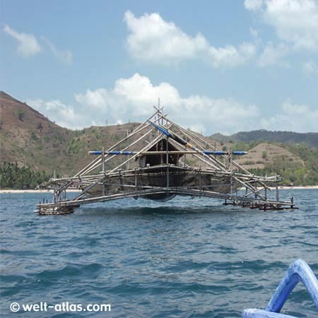 Zwischen Gili Suda und Gili Nanggu Fischer-Stelzenbauten im Wasser (Lombok Süd-West)