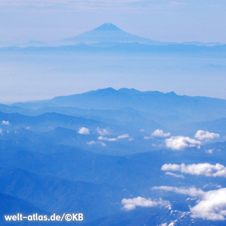 Beim Anflug auf Tokyo kann man den Gipfel des Fuji sehen