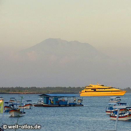 Blick von Tanjung Benoa bis hin zum Vulkan Gunung Agung – mit über 3000 m die höchste Erhebung der Insel Bali
