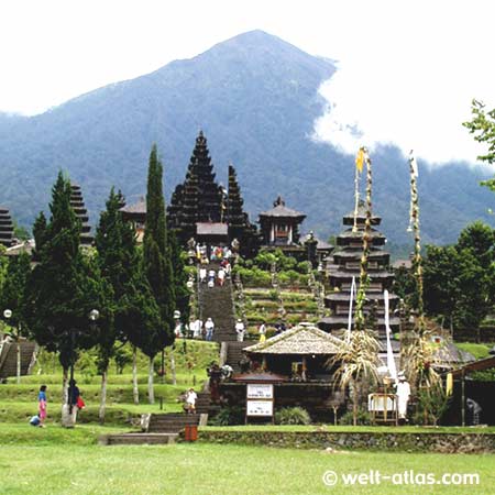 Volcano Gunung Agung in the background