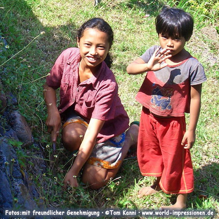 Junge Frau und kleiner Junge bei der Feldarbeit auf Bali