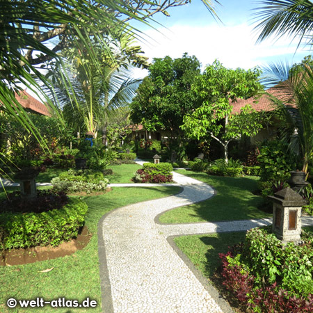 Schöne Gartenwege im Hotel, Tanjung Benoa, Bali 