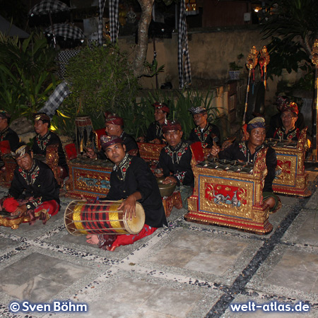 Gamelan-Orchester bei einer Legong-Aufführung  – Foto: Sven Böhm für welt-atlas.de