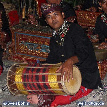 Performance of a Legong group with typical dances and music