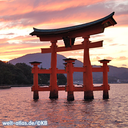 Sonnenuntergang am Torii des Itsukushima-Schreins auf der Insel Miyajima, ca 20 km von Hiroshima entfernt