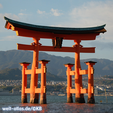 Torii vor dem Itsukushima-Schrein auf der Insel Miyajima, ca 20 km von Hiroshima entfernt