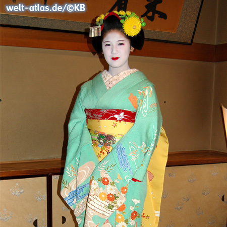 Geisha im schönen Kimono mit Chrysantheme im Haar