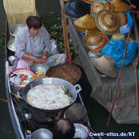 Frau im Boot mit ihrer Garküche auf dem Schwimmender Markt bei Damnoen Saduak, Provinz Ratchaburi