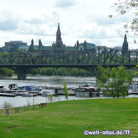 Parliament Hill, Parlamentshügel am Ufer des Ottawa River