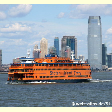 Staten Island Ferry im New Yorker Hafen vor der Kulisse von Lower Manhattan