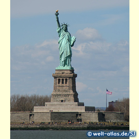 Die Freiheitsstatue auf Liberty Island im New Yorker Hafen