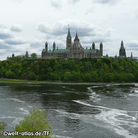 Parliament Hill, Parlamentshügel am Ufer des Ottawa River