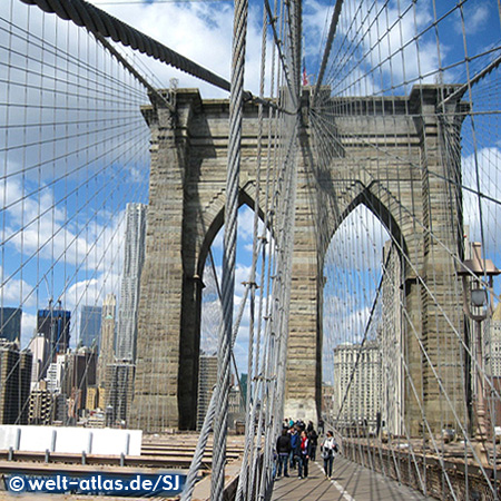 Brooklyn Bridge über den East River in Manhattan