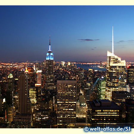 Nächtlicher Blick vom Rockefeller Center auf Empire State Building und die Lichter von Manhattan 