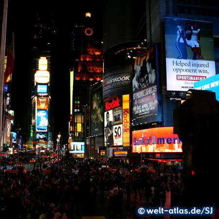 Buntes Leben am Times Square bei Nacht, Manhattan