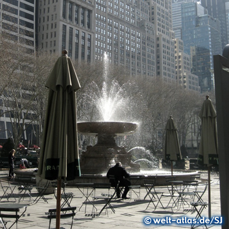 Bryant Park, a quiet place between skyscrapers in Midtown Manhattan