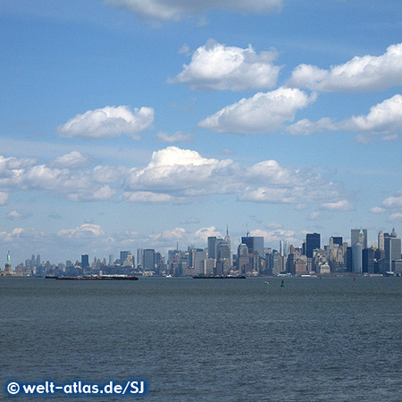 Manhattan Skyline, links die Freiheitsstatue auf Liberty Island