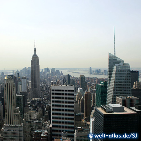 Blick von der Aussichtsplattform des Rockefeller Center auf das Empire State Building und Manhattan 