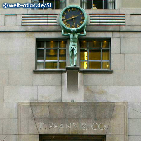 Atlas mit Uhr an der Fassade von Tiffany & Co, Fifth Avenue, Manhatten