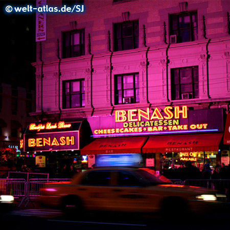 Benash Delicatessen, bei Nacht in pink Licht getaucht, Manhattan