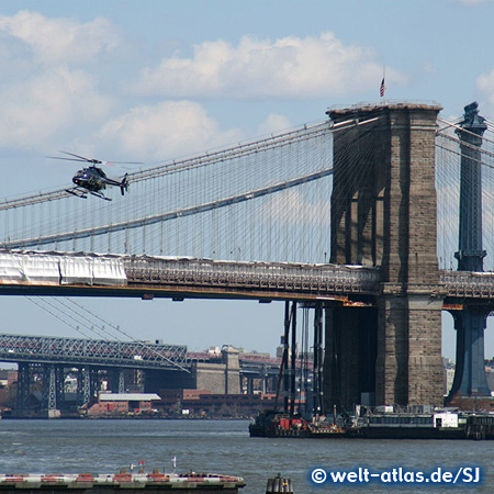 Brooklyn Bridge und Helikopter