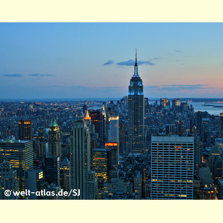 Dämmerung über Manhattan, Blick vom Rockefeller Center (Top of the Rock) auf Empire State Building und die Lichter von Manhattan 