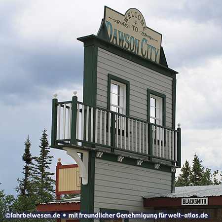 Willkommen in Dawson City, dieses Schild begrüßt die Reisenden beim Einzug in die ehemalige Goldgräberstadt am Yukon – Foto:©fahrbelwesen.de