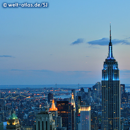 Dämmerung über Manhattan, Blick vom Rockefeller Center (Top of the Rock) auf Empire State Building und die Lichter von Manhattan 