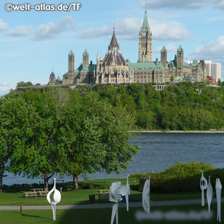 Parliament Hill, Parlamentshügel am Ufer des Ottawa River
