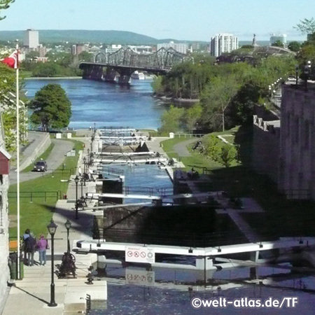 Schleusen des Rideau Kanals, Alexandra Brücke im HintergrundOttawa-Fluss, Ottawa