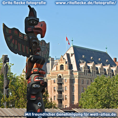 Totem pole, monumental sculpture at Thunderbird Park, Victoria Foto:©http://www.ritaflecke.de/fotografie/