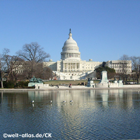 Das Kapitol in Washington D. C. mit dem Reflecting Pool