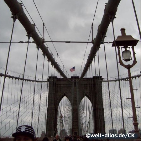 auf der Brooklyn Bridge zwischen Brooklyn und Manhattan