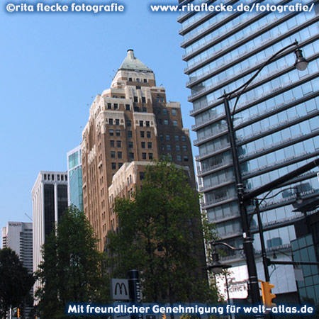 Burrard Street, neue und alte Architektur in Vancouver, das Marine Building im Art Déco-Baustil neben einem gläsernen Palast – Foto:©http://www.ritaflecke.de/fotografie/