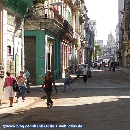 Street in Old Havana with the bell tower of Iglesia del Santo Angel Custodio in the background – Photo: www.blog.dennisknickel.dealso see http://tupamaros-film.de