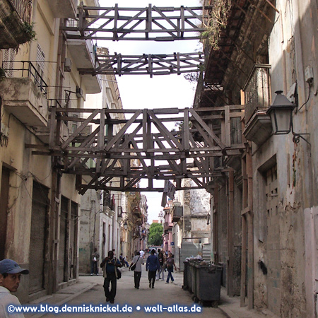 Construction across the street, Havana – Photo: www.blog.dennisknickel.dealso see http://tupamaros-film.de