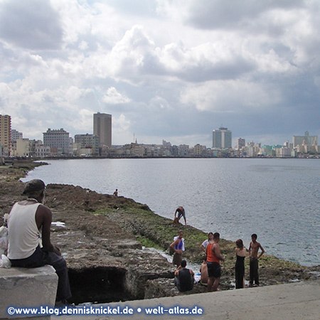 Sehr morbide, die berühmte Uferstraße Malecón zwischen der Altstadt von Havanna und der Neustadt Vedado –Foto: www.blog.dennisknickel.desiehe auch http://tupamaros-film.de