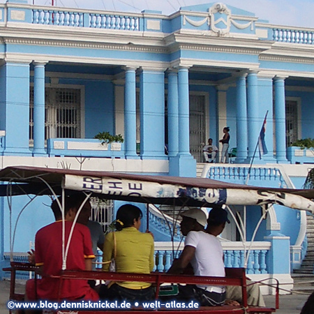 Beautiful blue facade (Radio Ciudad Del Mar), Cienfuegos – Photo: www.blog.dennisknickel.dealso see http://tupamaros-film.de