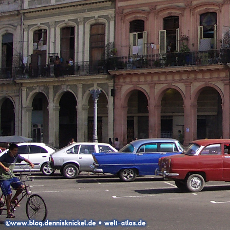Havana, street scene with classic cars – Photo: www.blog.dennisknickel.dealso see http://tupamaros-film.de