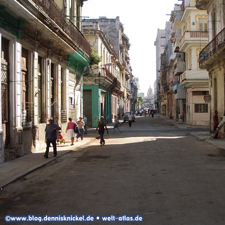 Straße in der Altstadt von Havanna – Foto: www.blog.dennisknickel.desiehe auch http://tupamaros-film.de