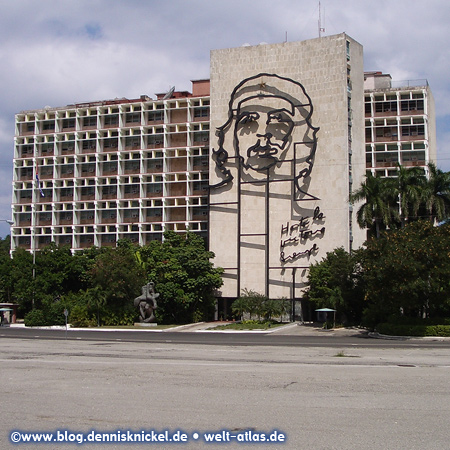 Che Guevara Memorial, facade of Ministry of Interior, Plaza de la Revolucion – Photo: www.blog.dennisknickel.dealso see http://tupamaros-film.de