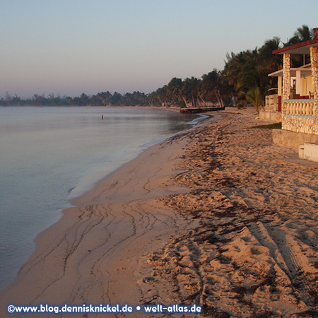 Beautiful beach in the Bay of Pigs, where the invasion attempt by the U.S. and Cuban exiles took place (1961) – Photo: www.blog.dennisknickel.dealso see http://tupamaros-film.de