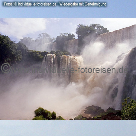 Iguaçu – Wasserfälle, dort treffen sich die Grenzen der Länder Brasilien, Argentinien und Paraguay©www.individuelle-fotoreisen.demit freundlicher Genehmigung für welt-atlas.de