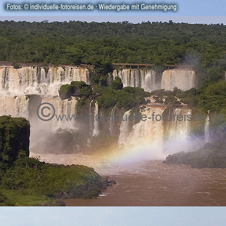 Iguaçu – Wasserfälle, dort treffen sich die Grenzen der Länder Brasilien, Argentinien und Paraguay©www.individuelle-fotoreisen.demit freundlicher Genehmigung für welt-atlas.de