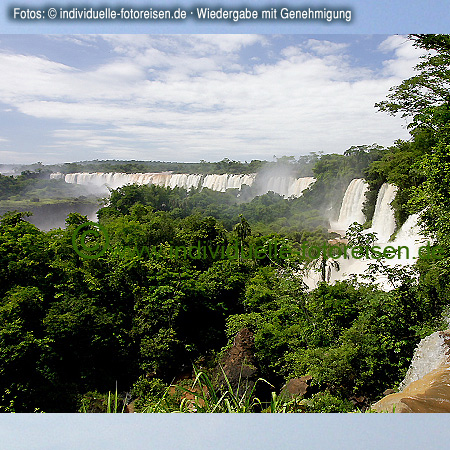 Wasserfälle von Iguazú (Cataratas do Iguaçu)im brasilianischen Bundesstaat Paraná gehören zum UNESCO-Welterbe und liegen an der Grenze zwischen Brasilien und Argentinien