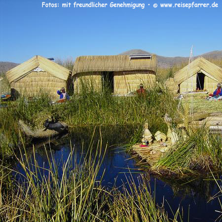 "schwimmende Inseln“ der Urus am Titicaca-See. Foto:© www.reisepfarrer.de