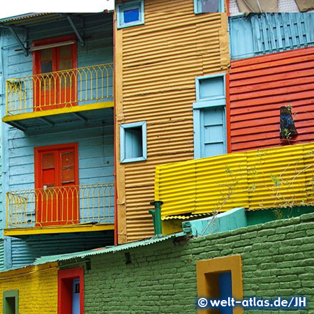 Im Stadtteil La Boca findet man viele farbenfrohe Häuser, Tangotänzer, offizielles Freilichtmuseum