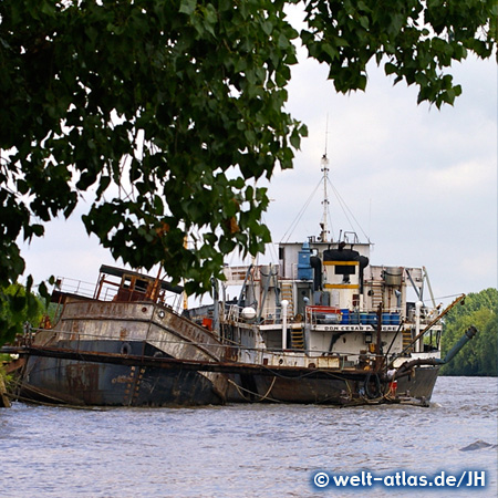 Schiffswracks im Delta des Río Paraná bei El Tigre