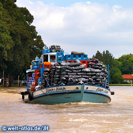 Lastkahn im Delta des Río Paraná bei Tigre, Argentinien